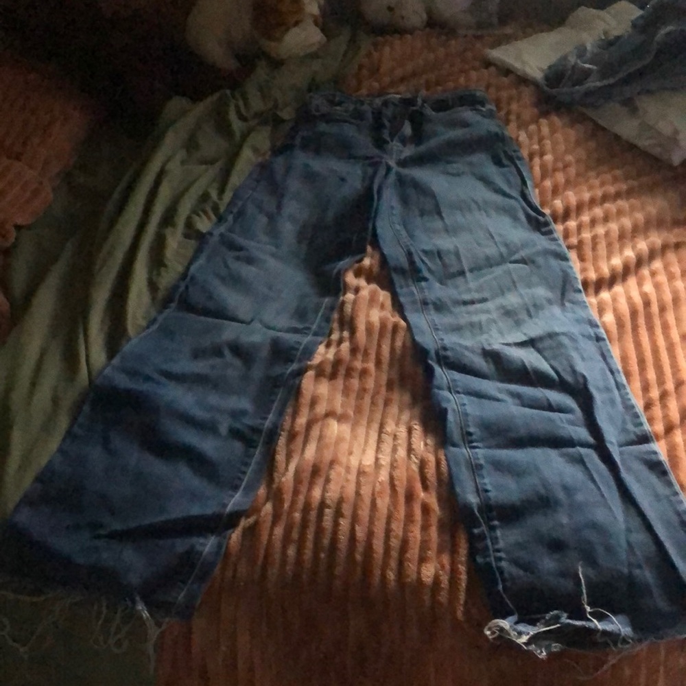 Distressed buckle jeans